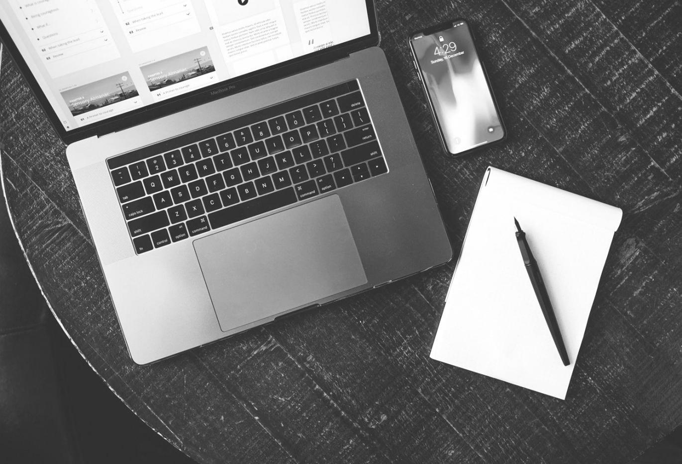 Écran d'ordinateur montrant un tableur financier détaillé avec graphiques colorés