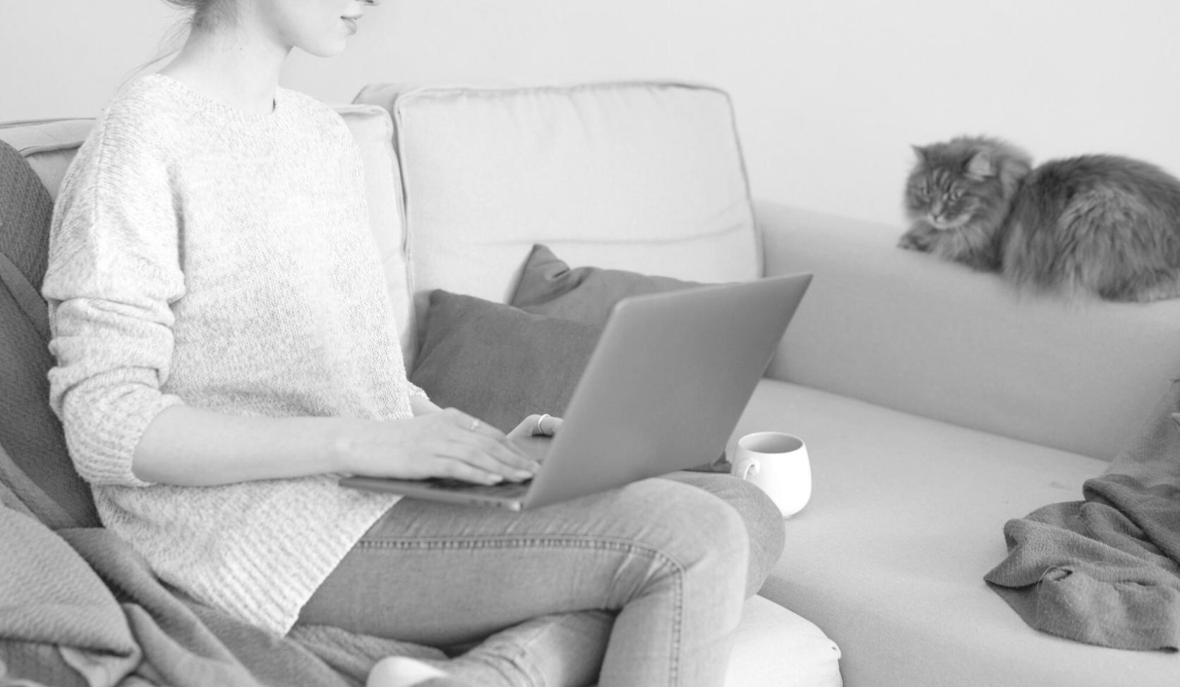 Participant travaillant sur un tableau de bord financier lors d'une session de formation pratique